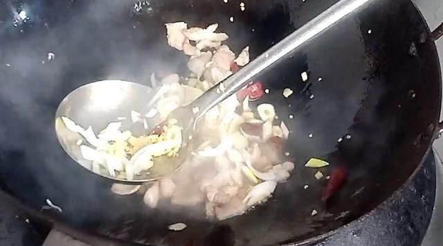  难怪|醋溜白菜，先放醋还是先炒白菜？厨师长：都不对，难怪炒的不好吃