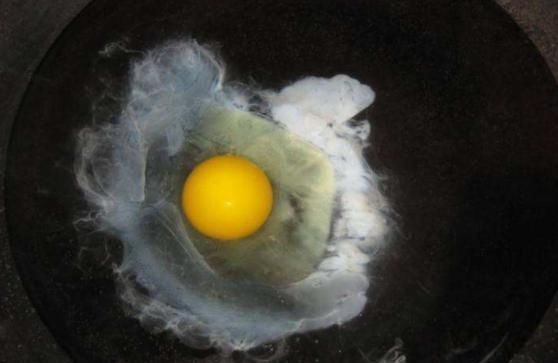  完整|煮荷包蛋时，总是有白沫，金牌月嫂教我一招，嫩滑完整还没腥味！