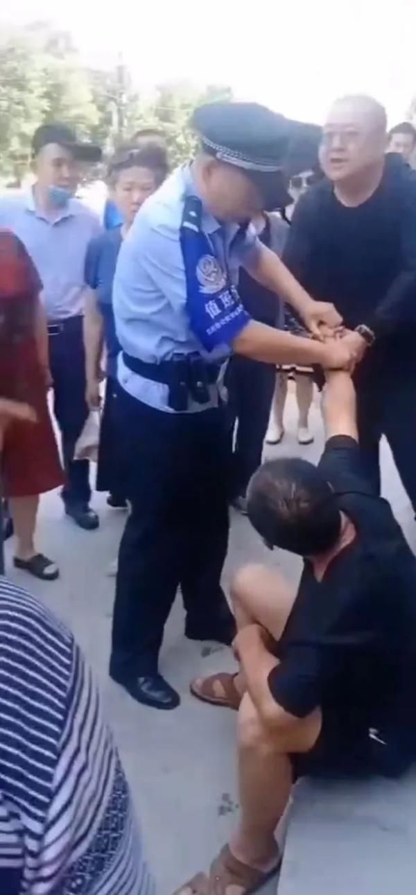  男孩|新港城十字，黑衣男子试图抱走路边玩耍男孩……缘由查清了！