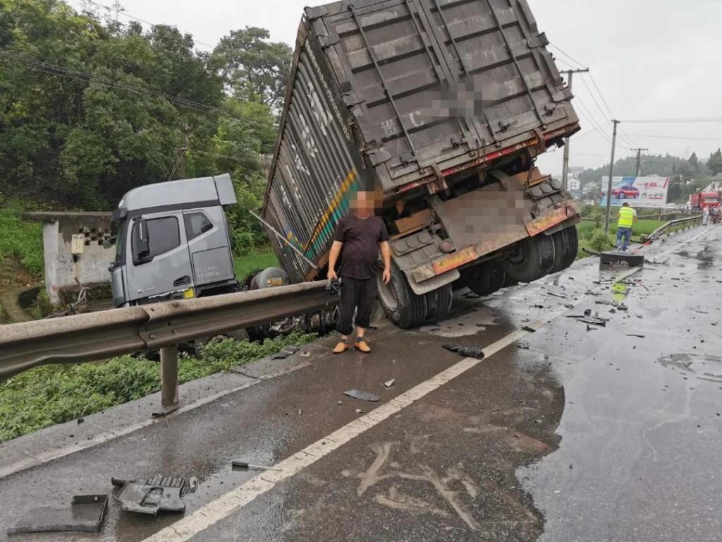  一带|惊魂！车辆被撞报废，车内人仅受轻伤，安全带立大功┃一盔一带