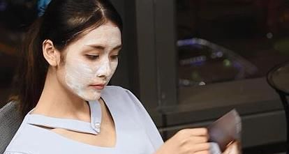 肌肤|李冰冰分享正确的敷面膜方法，难怪她46岁肌肤也如少女般吹弹可破，原来是用对了方法！