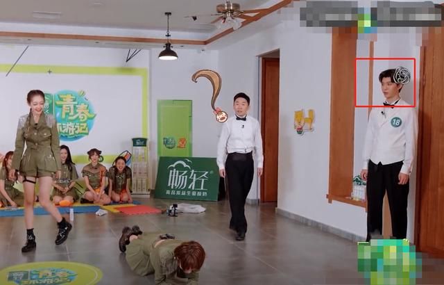  节目|赵粤穿短裙做地面动作，细看范丞丞的眼神变化，素质如何一眼看出