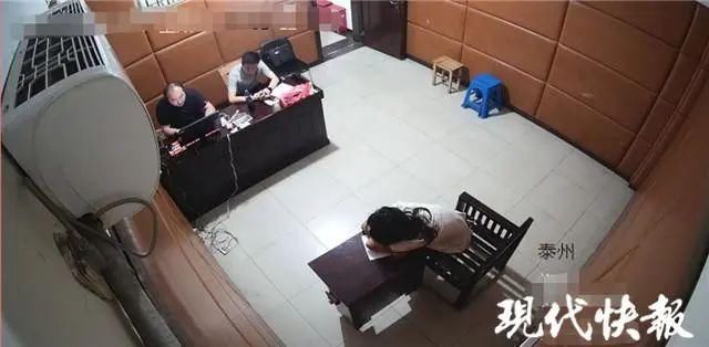  散步|吓人！夫妻吵架竟从29楼扔菜刀，楼下一人正在散步