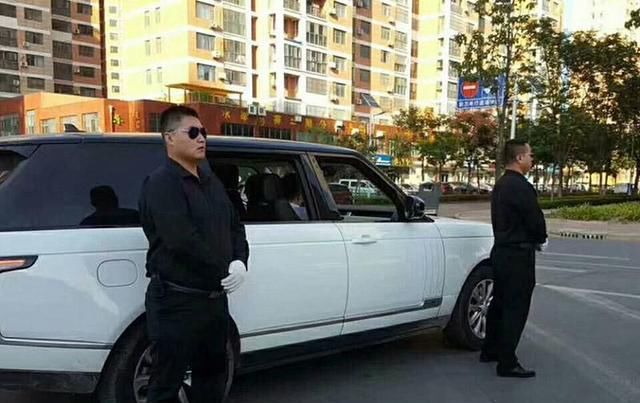 老板或高管|老板会开车，却让司机加班接送？知道原因后，难怪老板花钱请司机