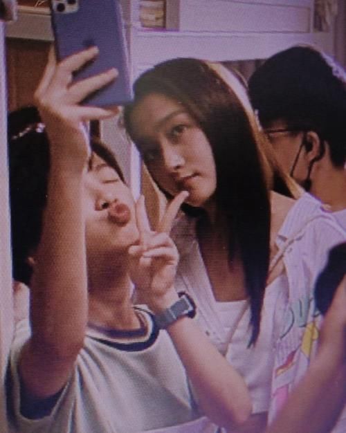  美颜|李庚希太没心没肺了，拍闺蜜照故意不开美颜，暴露关晓彤真实颜值