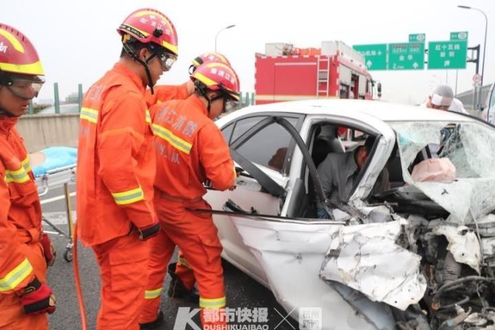  网约|杭州清晨机场高速一网约车突发车祸，一名乘客被困