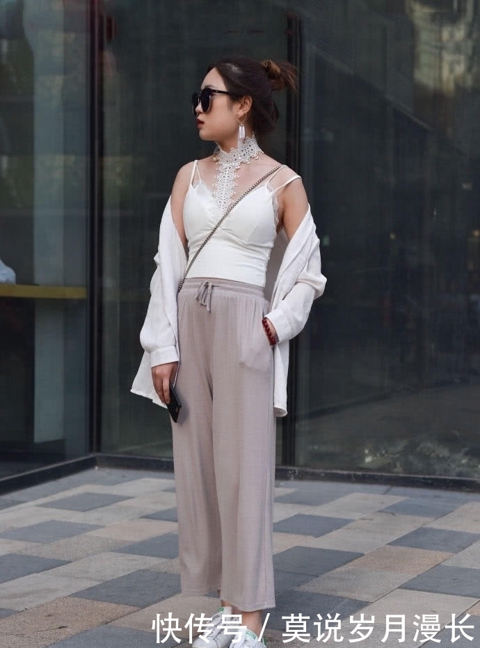 气质|街拍:穿着浅色裙的气质小姐姐,干练有气场,美丽动人