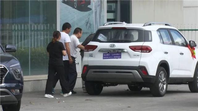  夫妻|宝应这对夫妻，新买的车居然......