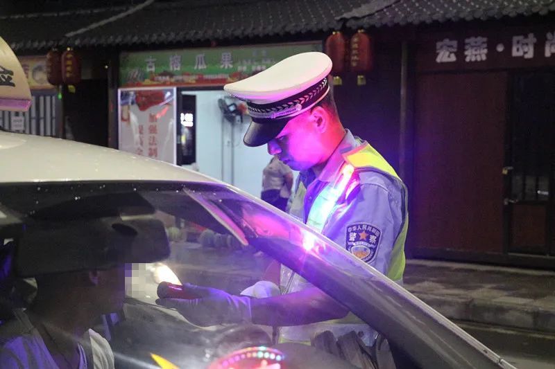  大队|榕江交警开展酒驾行动，助推省级文明县城创建
