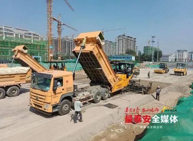 大街|力争国庆节主车道通车！北上高大街加急施工，正进行水泥稳定碎石基层摊铺作业