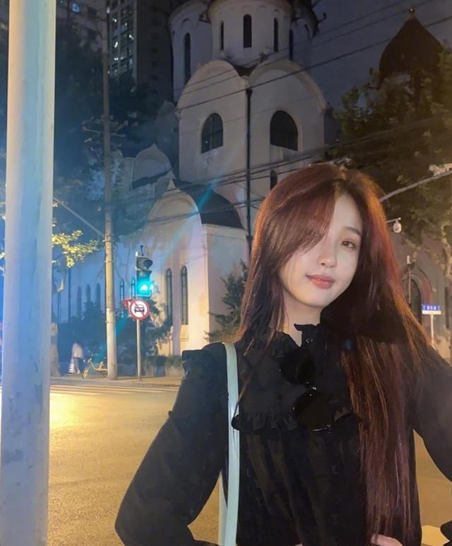 白富美|“白富美”虞书欣颜值下滑？一袭黑色暗纹裙出镜，面容僵硬老十岁