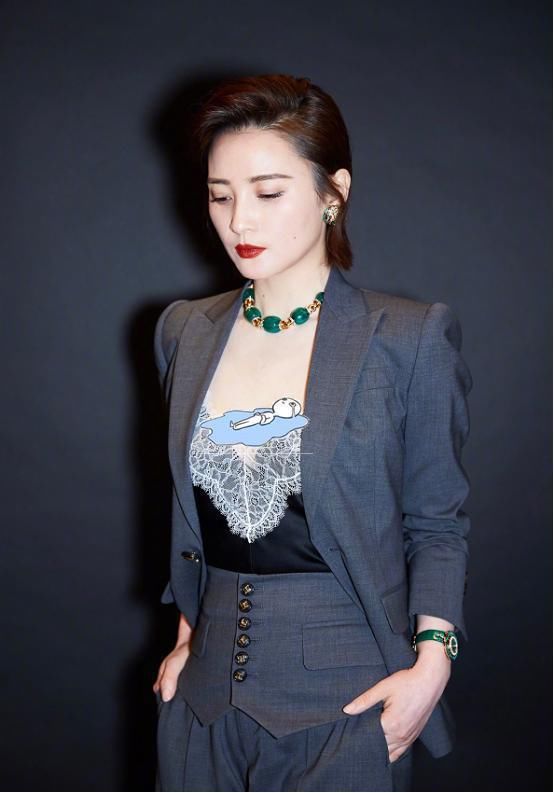 蒋勤勤|真是被蒋勤勤美到了，“马甲”就腰上有一块，配着缎面蕾丝更抢镜