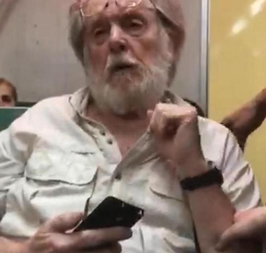  火车|国外老大爷在火车上偷拍别人，被抓到后，他的行为绝了