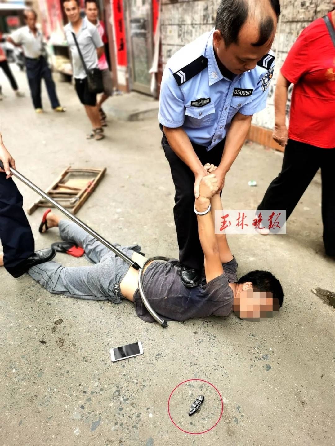 抓获|玉林一男子持刀下楼捅伤水果店老板,逃跑后被迅速抓获