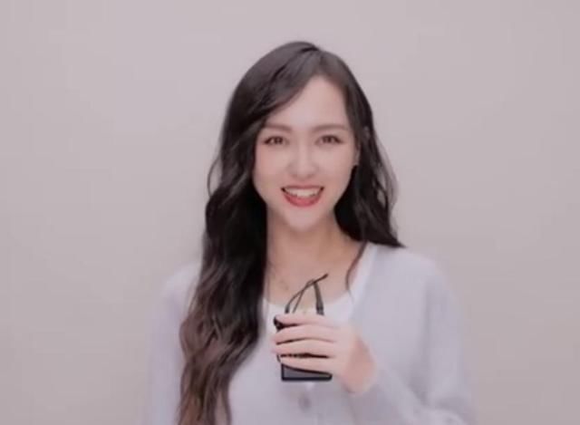 复出|唐嫣高调亮相太惊艳！穿针织配T恤成最美“宅女”，还不复出？
