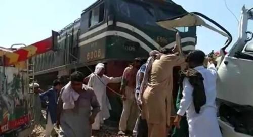  亲戚|一家19人参加亲戚葬礼返途中意外死亡，司机侥幸与火车抢道，客车被撞粉碎