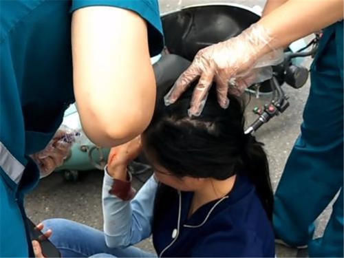  女子|女子骑电动车被撞，当街上演“失忆”大戏，路人：50集能演完吗？