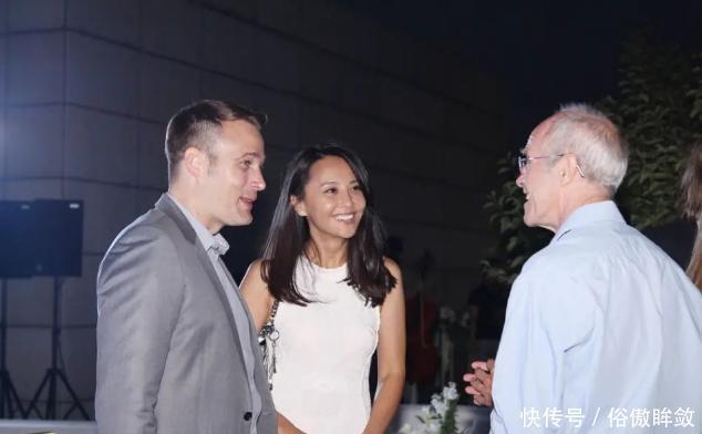  活动|马雅舒携外籍老公出席活动，白裙玩转高段位，夫妻搭肩秀恩爱