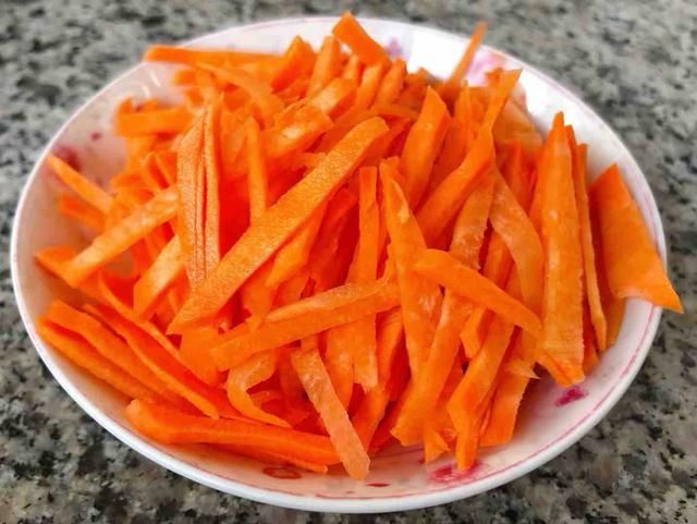  胡萝卜|夏季，宁可少吃猪肉，也要多吃这菜，营养又美味，全家人都爱吃