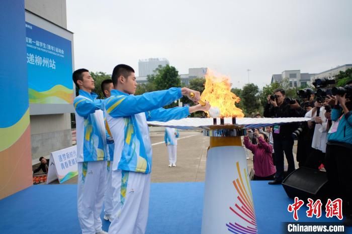 学青会柳州站火炬传递：亚运“女飞人”首棒 火炬手们“花式”点赞