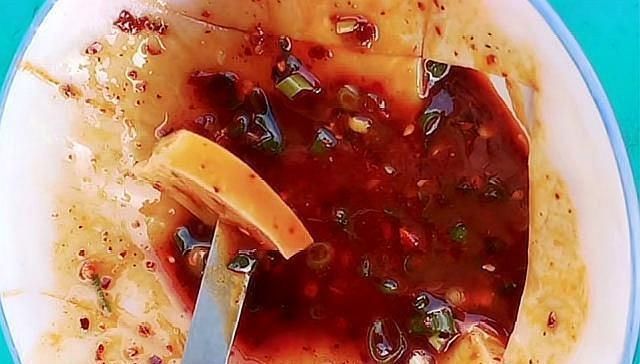 大妈|大妈街边卖小吃,3元2个,打开锅盖竟是一堆碗,翻开后原来是它