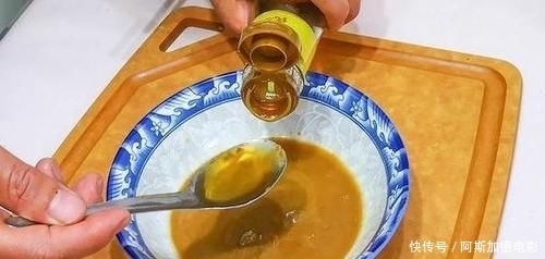 加水|调芝麻酱时,最忌直接加水调,大厨教你一个妙招,口感细腻又香浓