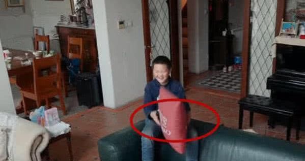  画面|变形计：农村男孩偷看电视，当镜头转向画面时，导演吓得赶紧打码