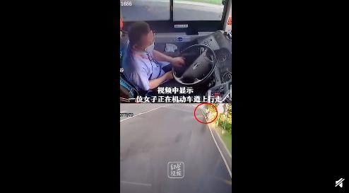  司机|公交司机低头捡东西碾死行人，应该怪司机还是怪行人