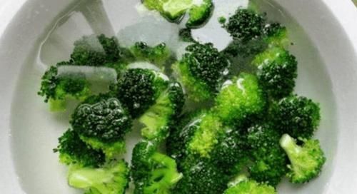 不用|焯水后的西兰花用不用“过冷水”? 老厨师: 多数人做错, 难怪变味