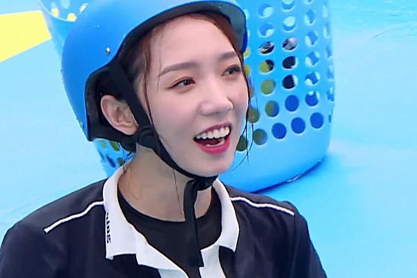  孟美岐|嘉宾玩游戏遇水脱妆，谁注意孟美岐？这是给全脸涂防水层了吗