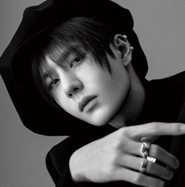  模样|王一博吃火锅辣到冒汗，脸上被热到“脱妆”后，素颜让人突然想脱粉