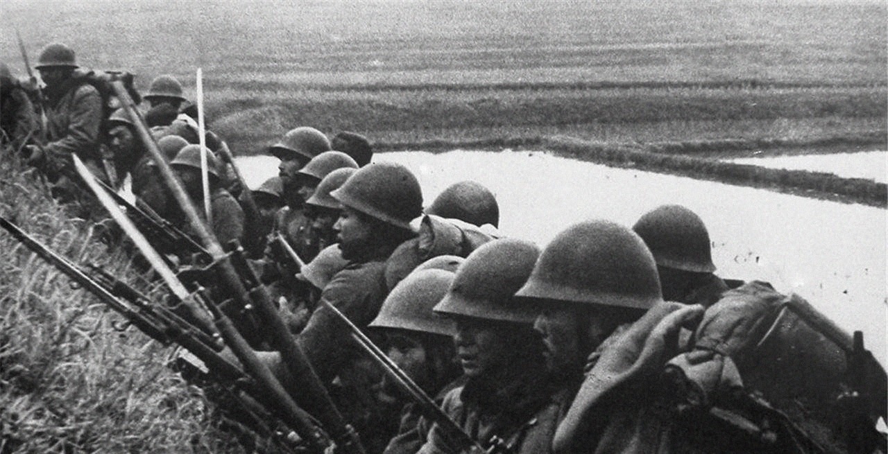 下装|为什么打仗时,军人宁愿被俘虏也不愿躺下装死