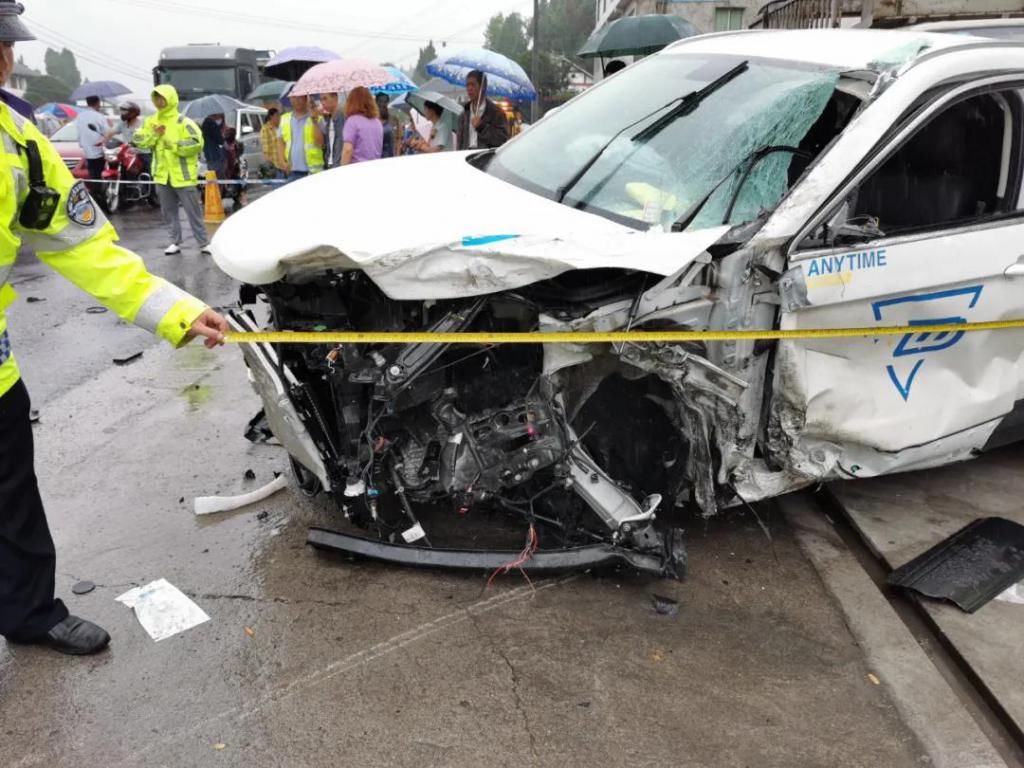  一带|惊魂！车辆被撞报废，车内人仅受轻伤，安全带立大功┃一盔一带