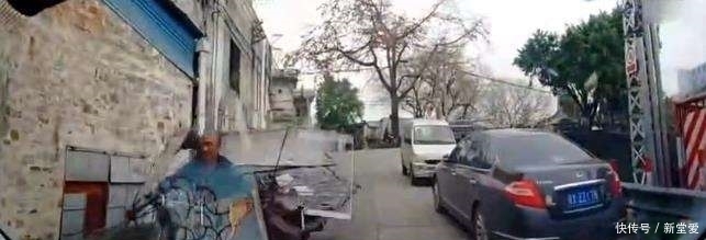 路虎|路虎狂摁5次喇叭, 三轮车大爷没听到, 记录仪拍下大爷绝望的3秒