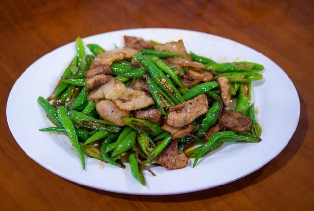  炒猪肉的时|炒猪肉时，最忌直接下油锅，看看正确做法，猪肉香嫩入味还不粘锅