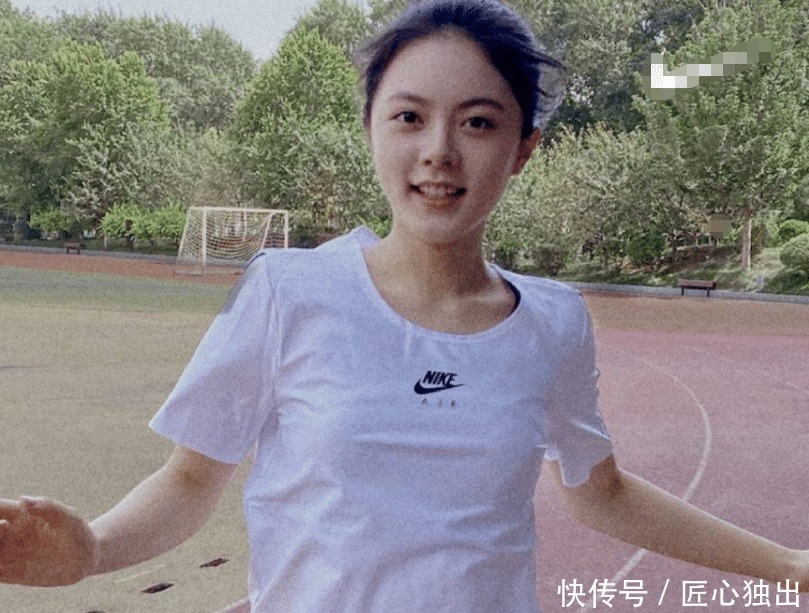 到底|17岁赵今麦到底美在哪儿?当她跟中戏女同学合影时,瞬间就明白