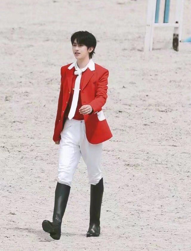  舞蹈|明星跳《无价之姐》：蔡徐坤凌乱王一博省电，他一股烤串味儿