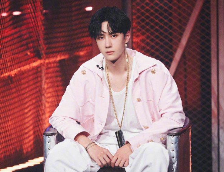  对街舞|《街舞3》王一博有主持人职业病，做口播右手起范儿，奶音超可爱