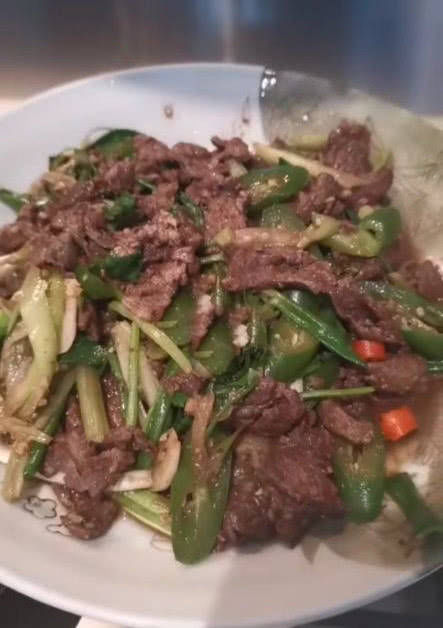  蔡少芬|带娃还做饭！蔡少芬产后3个月下厨炒牛肉，哺乳期午餐只吃2道菜