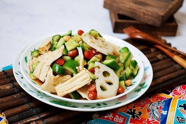  不了|这个菜降火气还清肺热，三色搭配口感清爽又好看，天热餐桌缺不了