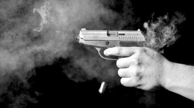  打死|11岁女孩正跟家人坐在行驶的汽车里，突然飞来一颗子弹把她打死