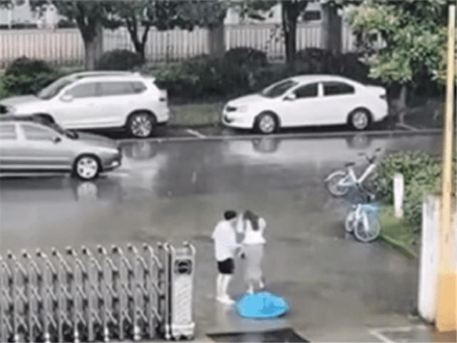  女孩|男子暴雨天为女孩送伞，女孩却奔向宝马车，网友：雨滴落在青青草原？