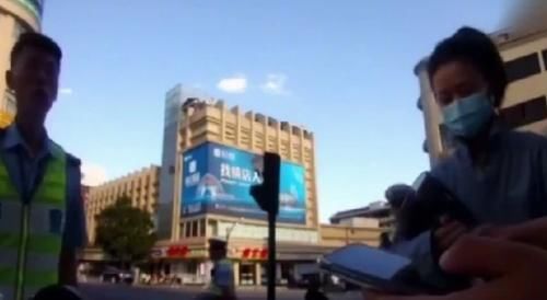 违规|愣住了!女子骑车违规带人被拦 交警罚款时看到她的名字直接愣住了