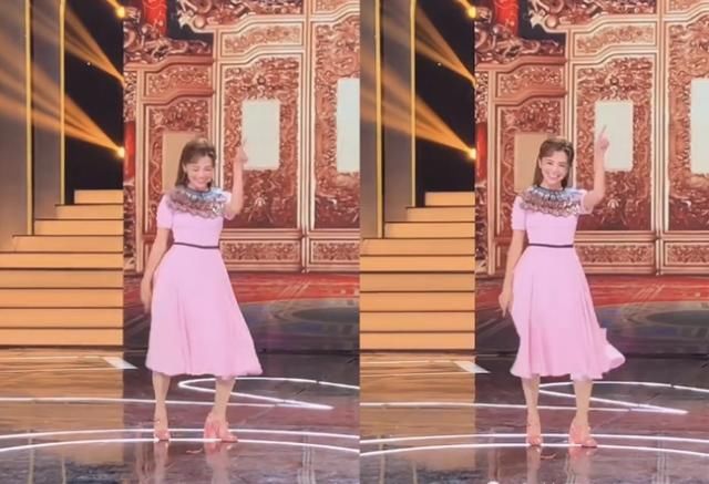  主持|央视主持朱迅上班太萌，穿粉色长裙跳无价之姐，忘记动作全场欢呼