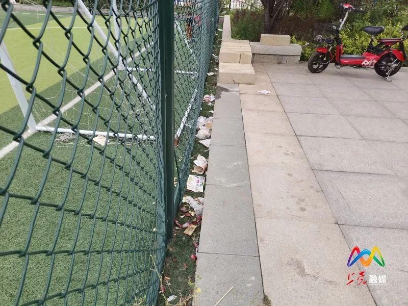  为啥|文明创城丨这个小球场为啥没人打扫？