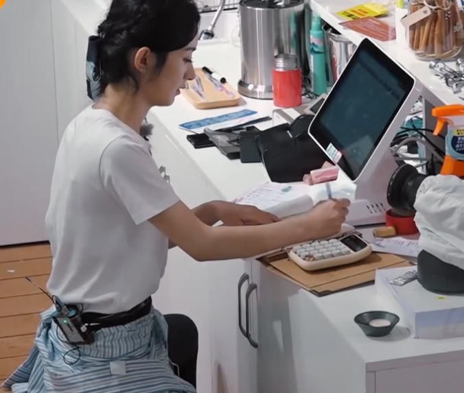  菜单|都说赵丽颖学历低？当注意她抄写的菜单后，才知道什么叫隐藏学霸