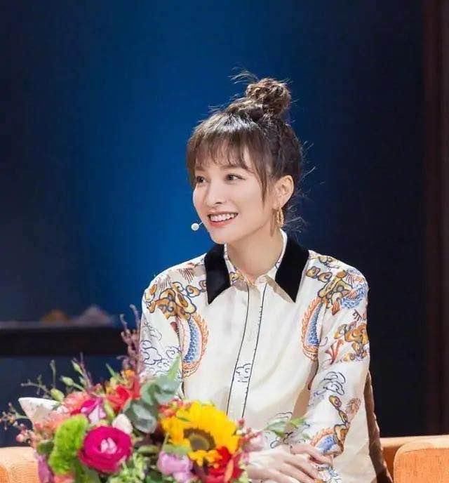  端庄|被37岁吴昕惊艳到了，穿云锦龙纹连衣裙，端庄典雅，宛如画中人