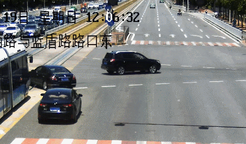  轨道|女司机冲红灯再冲上有轨电车轨道！电车朝她驶来她却停下不动……