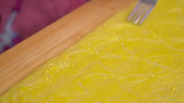  夏天|在夏天想吃饼干怎么办？用两个鸡蛋加上一碗面粉，就能做香酥饼干