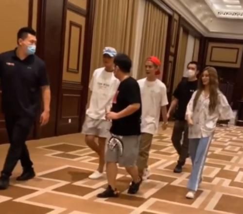  徐艺洋|创3庆功宴：鹿晗黄子韬有说有笑，而一旁徐艺洋的表情引人注意